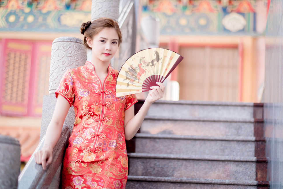 Asian Chinese woman in Traditional Chinese